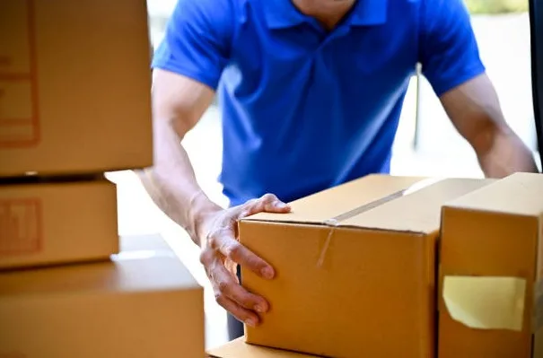 курьер передает посылку покупателю