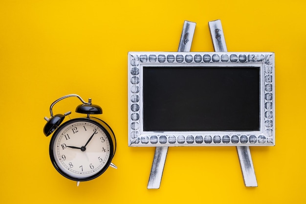 часы на фоне доски объявлений